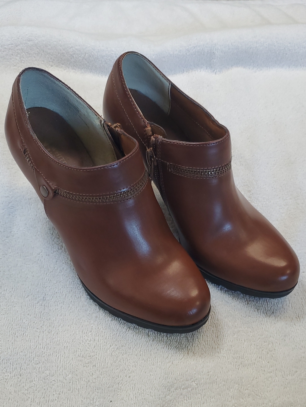 Women's White Mountain Brown Faux Leather Heeled Ankle Booties With Zipper. 6